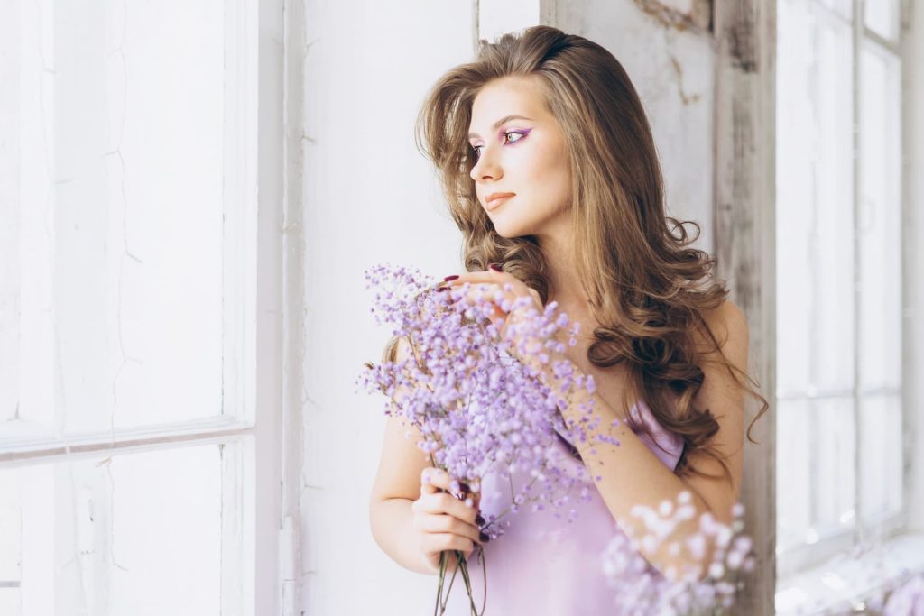 Beau modèle féminin sexy en robe délicate lilas.